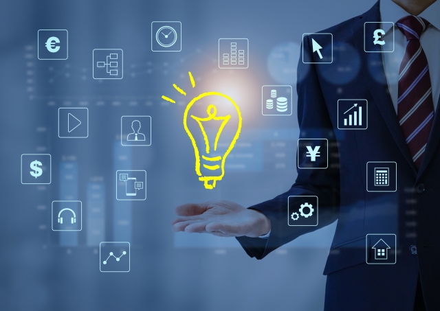 ビジネスパースンと電球