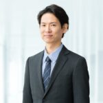 スーツ姿の男性ビジネスパースン