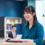 オフィスでパソコンを操作する女性事務スタッフ