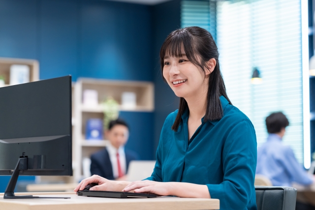 オフィスでパソコンを操作する女性事務スタッフ